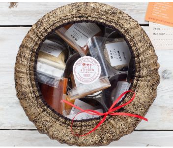 MOROCCAN SPICE TIN WITH SARI WRAP | 10 SPICES | 