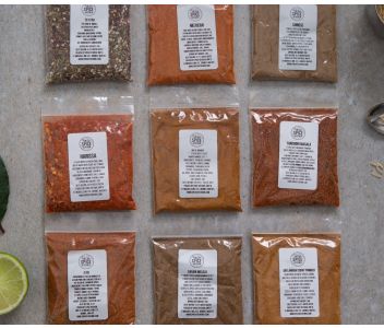 WORLD SPICE BLENDS & BBQ RUBS SPICE TIN WITH SARI WRAP | 9 SPICE BLENDS 
