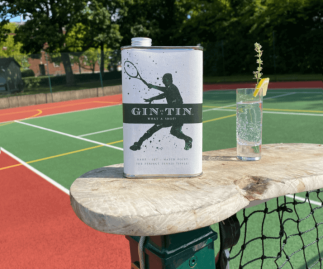 WHAT A SHOT! – THE PERFECT TENNIS TIPPLE! – 50CL TIN
