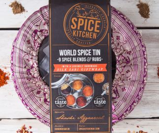 WORLD SPICE BLENDS & BBQ RUBS SPICE TIN WITH SARI WRAP | 9 SPICE BLENDS 