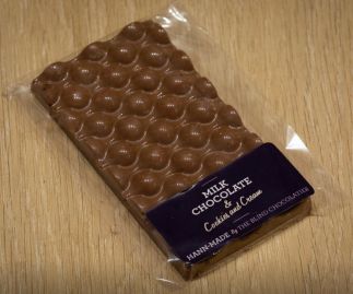 Milk chocolate with Cookies and Cream bar 80g